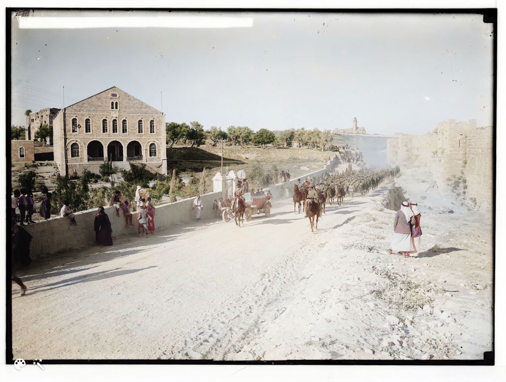 שיירת שבויי המלחמה הגרמנים מובלת ברחובות ירושלים במלחמת העולם הראשונה, 1917