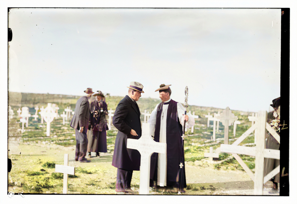 שר המושבות הבריטי ווינסטון צ'רצ'יל מבקר יחד עם הבישוף רנה מקאינס בבית הקברות הצבאי בהר הצופים בירושלים, שם נקברו חללי הצבא הבריטי ממלחמת העולם הראשונה, מרץ 1921