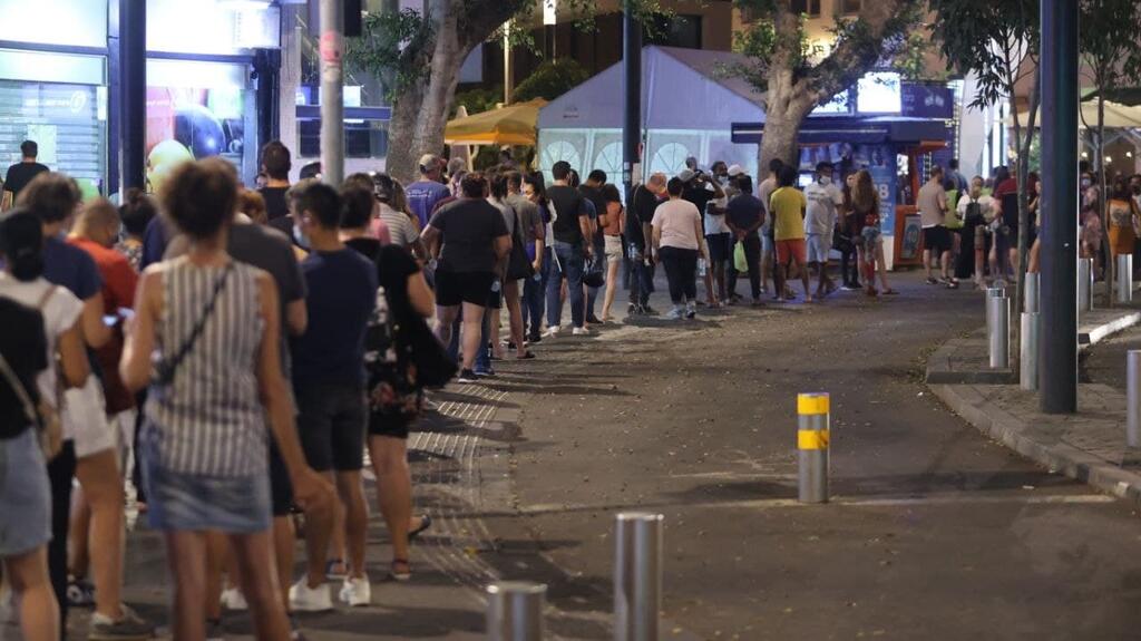 Long lines stretching out a coronavirus testing center in Tel Aviv (Photo: Moti Kimchi) עומסים במתחם חיסוני קורונה בכיכר דיזנגוף ת"א