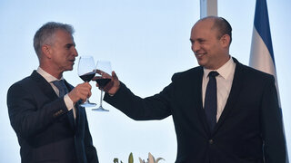 ראש הממשלה נפתלי בנט עם ראש המוסד דוד ברנע בהרמת כוסית לכבוד השנה החדשה
