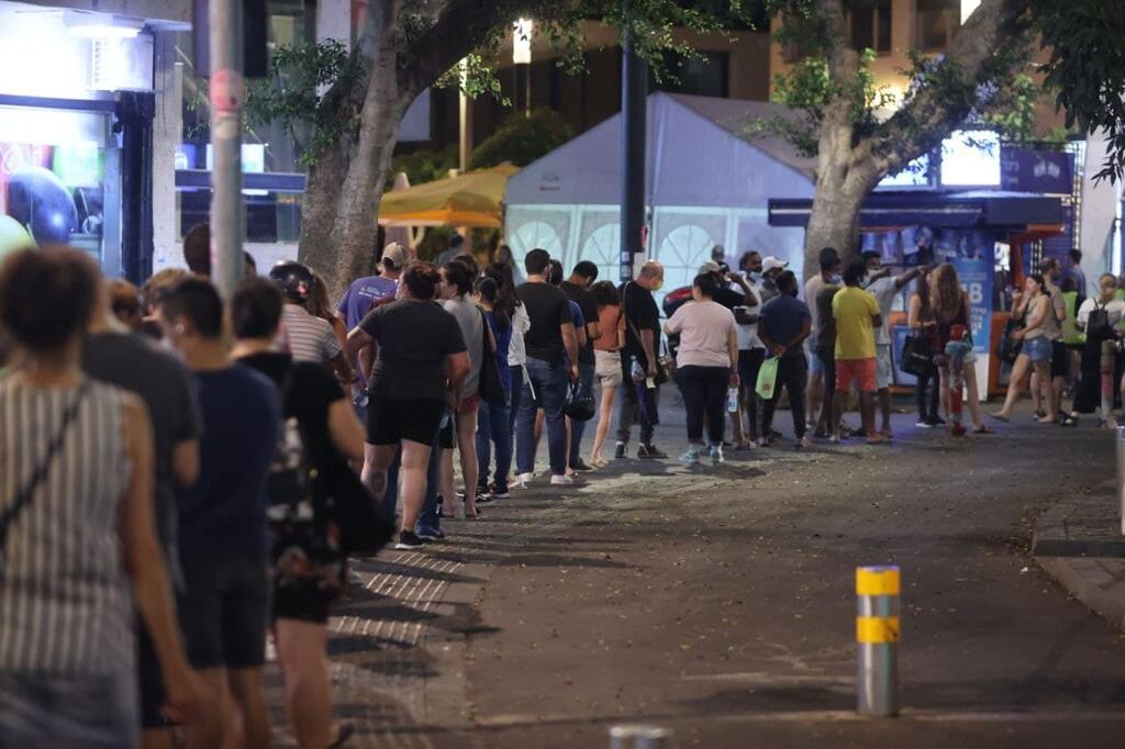 People waiting in line to receive the COVID inoculation in Tel Aviv (Photo: Moti Kimchi) עומסים במתחם חיסוני קורונה בכיכר דיזנגוף ת"א