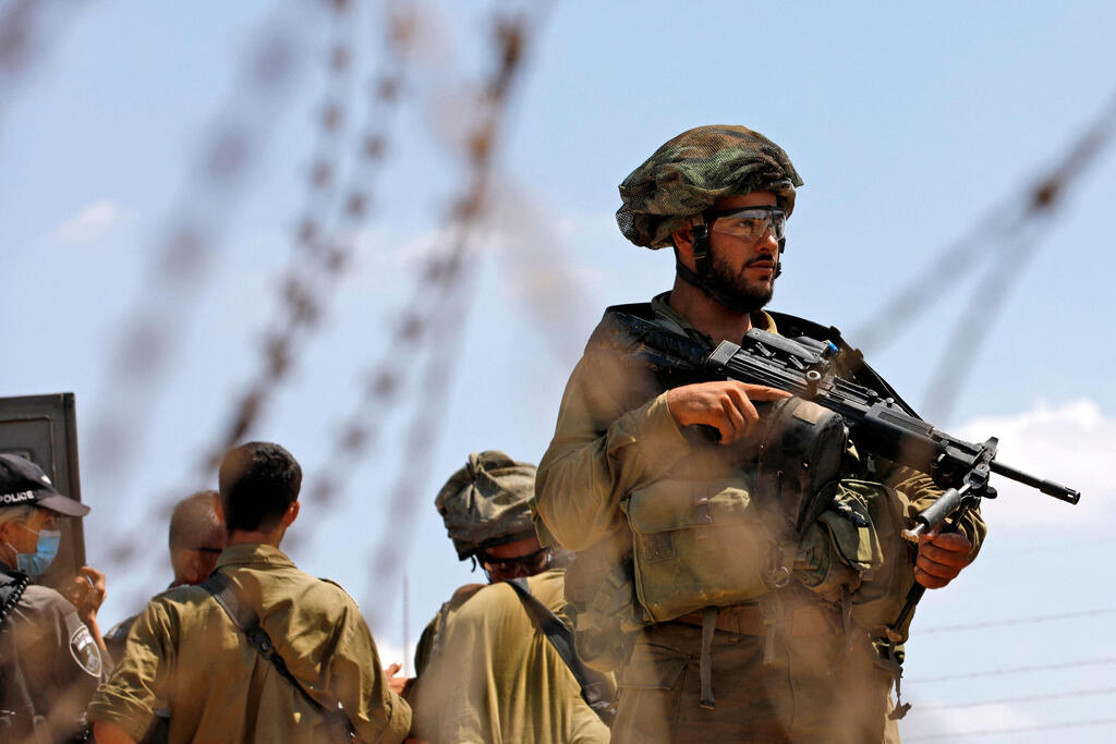 חיילים ישראלים מתאספים סמוך לג'נין בחיפושים אחרי האסירים