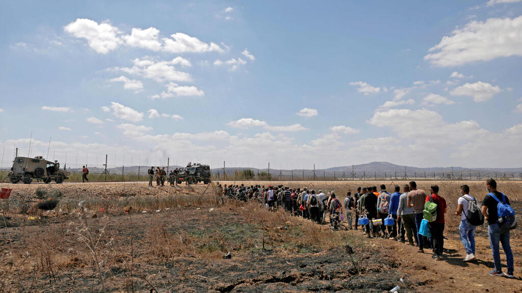 כוחות צה"ל בודקים את העובדים הפלסטינים אשר חוזרים לביתם סמוך בפר מוקיבלה סמוך לג'נין