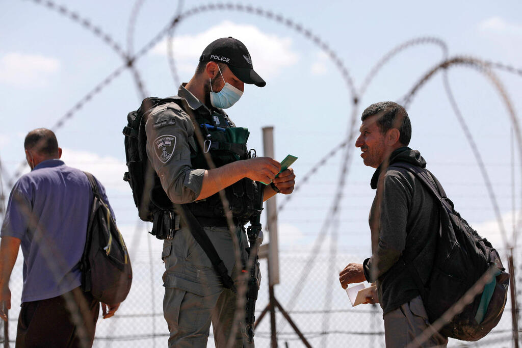 עובדים פלסטינים חוצים את הגדר סמוך לג'נין