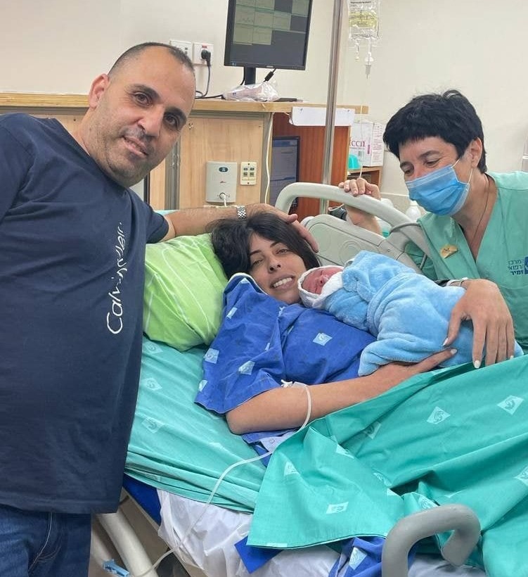 מור ואופיר בוארון עם בנם הבכור במרכז הרפואי שמיר אסף הרופא