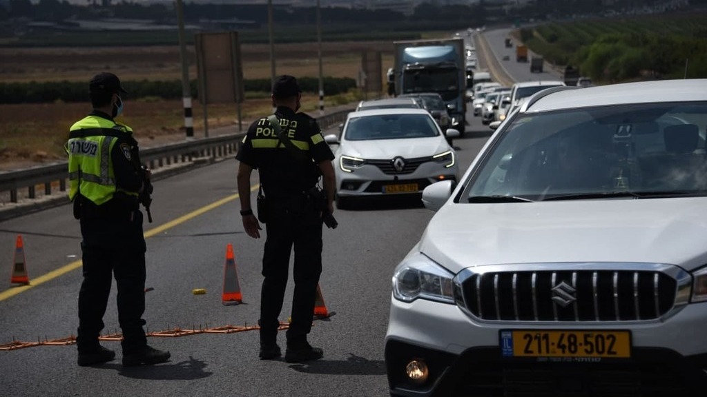 Road blocks set up by police on Tuesday during searches for prisoners who escaped from the Gilboa maximum 