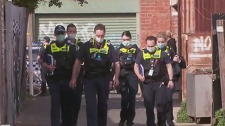 שוטרים מחוץ לבית כנסת בחשד להפרת בידוד של חרדים בקורונה באוסטרליה
