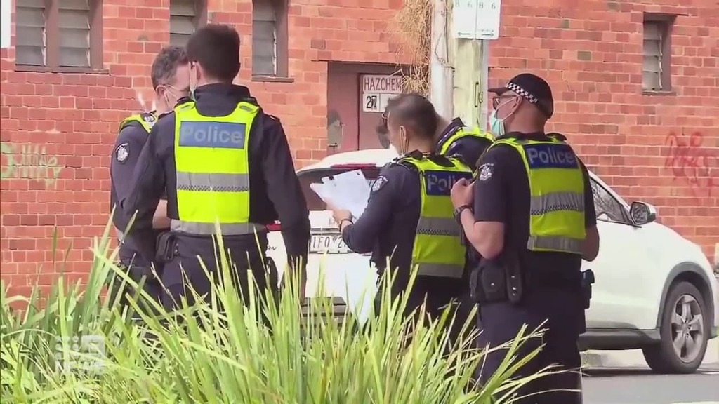 שוטרים מחוץ לבית כנסת בחשד להפרת בידוד של חרדים בקורונה באוסטרליה