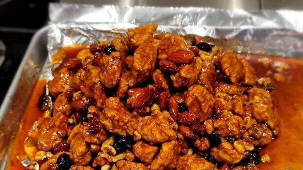 Теглах, как его приготовила жена Марка Цукерберга (Фото со страницы Цукерберга в фейсбуке) טייגלעך, מארק צוקרברג