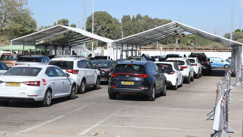 Cars line up in Petah Tikva at entrance to drive in COVID testing center (Photo: Motti Kimchi) עומס בעמדות בידוק קורונה באיצטדיון פתח תקווה