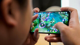 ילד משחק וידאו בסין