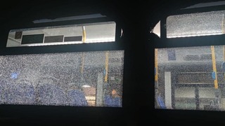 נהג אגד תעבורה באזור ירושלים הותקף- נוסעים שברו בקבוק על ראשו ונפצו את שמשות האוטובוס