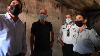 עמר בר לב בסיור בכלא קציעות עם קטי פרי ויואב סגלוביץ'