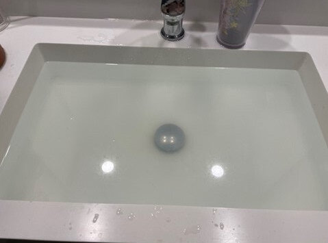 Раковина со стоячей водой в гостинице Elma (Фото: Лимор Данон) כיור סתום במלון אלמא