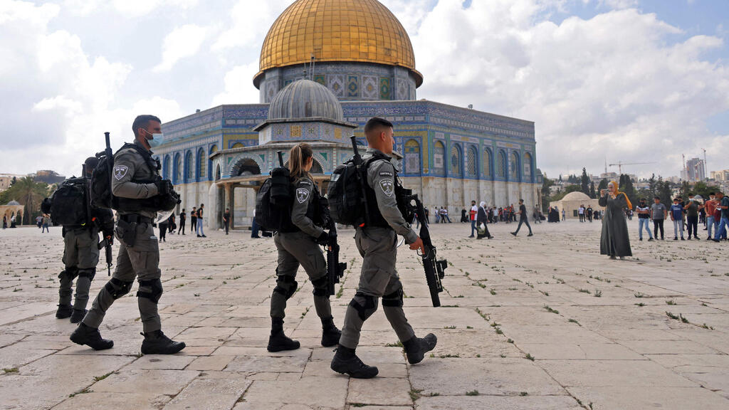 Police patrol the mosque compound in Jerusalem (Photo: AFP) מחאות ועימותים בהר הבית