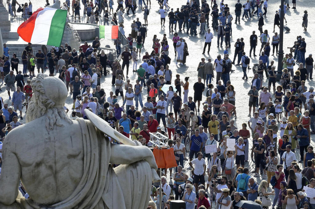 Антипрививочники на акциях протеста в Италии