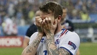 אכזבה של שחקן איסלנדי אחרי הפסד