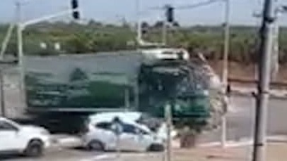 תיעוד: משאית מתנגשת ברכב בצומת יד בנימין