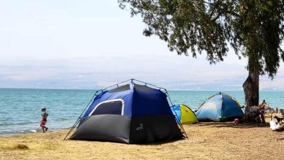 קמפינג באוהלים פרטיים בחוף צאלון בכינרת