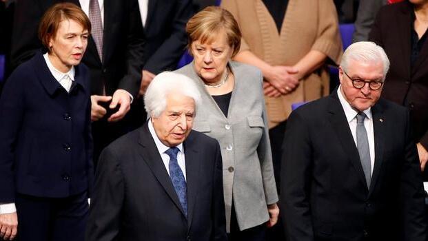 Saul Friedländer, Chancellor Angela Merkel, President Frank-Walter Steinmeier and his wife Elke Buedenbender at the commemoration service for the victims of the Nazi dictatorship at the Reichstag in 2019 
