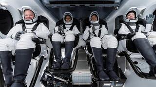 ארבעת חברי הצוות בהכנות בחללית