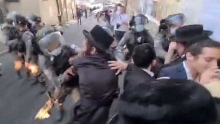 סוכה מסכנת חיים פורקה אתמול בירושלים וגרמה לעימותים אלימים בין שוטרים לחרדים