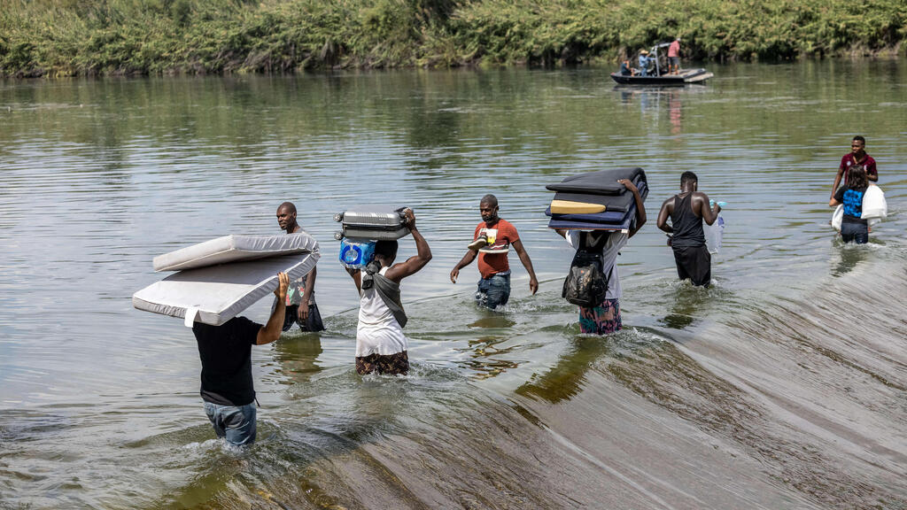 מהגר מהגרים חוצים את נהר ריו גרנדה ב גבול ארה"ב מקסיקו אל או מ עיירת גבול ב טקסס דל-ריו שם הם שוכנים מתחת לגשר