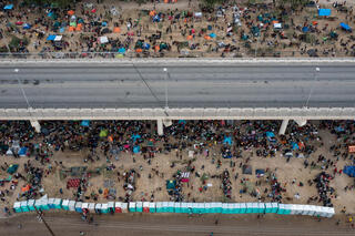 אלפי מהגרים רובם מ האיטי מתחת ל גשר דל-ריו ב טקסס ב גבול ארה"ב מקסיקו