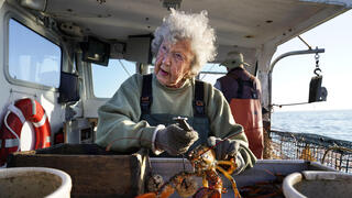וירג'יניה אוליבר דייגת לובסטר לובסטרים בת 101 ב סירת דיג ב מיין ארה"ב