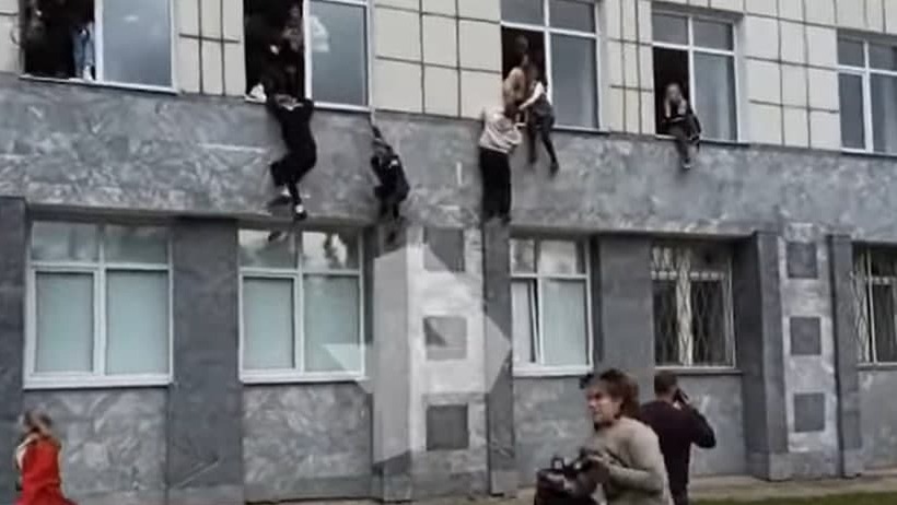רוסיה מסע ירי ב אוניברסיטה ב פרם סטודנטים קופצים מה חלונות כדי לברוח