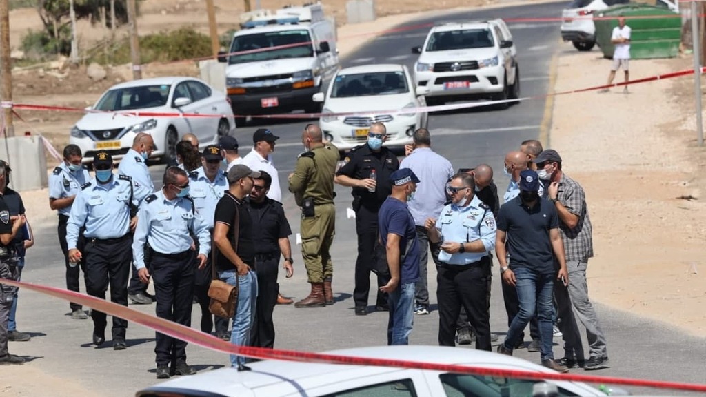 מפכ''ל המשפטרה רב-ניצב קובי שבתאי בזירת דריסת השוטרים ליד חוף הדקל בנהריה
