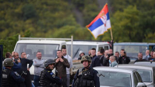 מפגינים מהמיעוט הסרבי חוסמים את גבול קוסובו ו סרביה