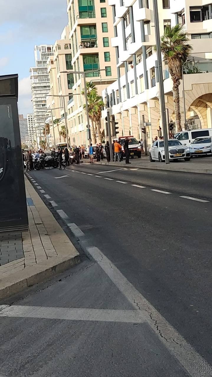 גבר איים על עוברים ושבים עם נשק בטיילת תל אביב