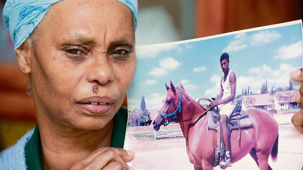 אמו של אברה מנגיסטו עם תמונתו