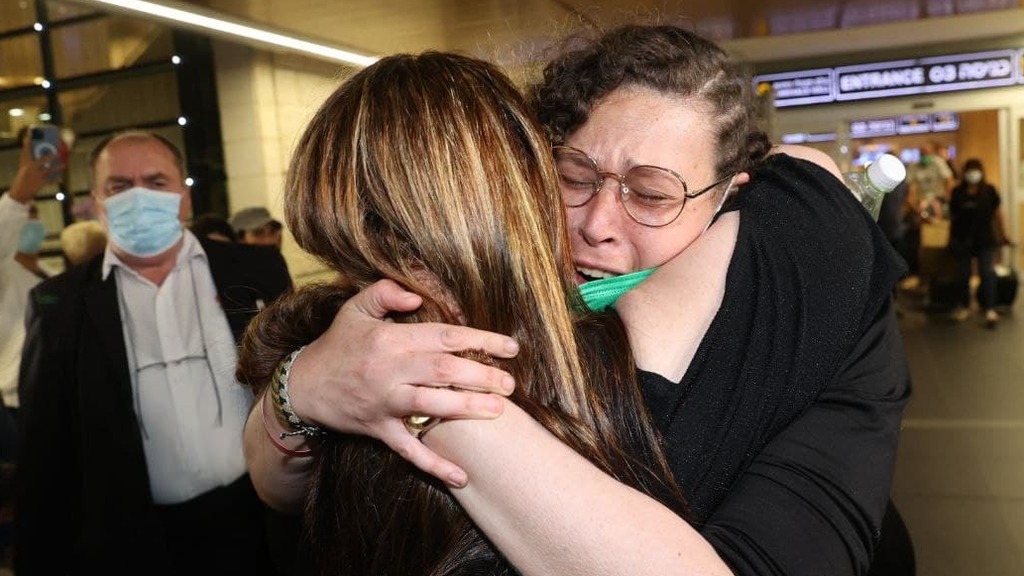 הודיה מונסנגו פוגשת את משפחתה בנתב"ג