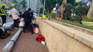עמוד תאורה נפל על אישה בחולון