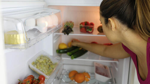 женщина холодильник