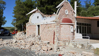 רעידת אדמה יוון הרס ב כנסייה ב עיירה ארקלוצ'ורי באי כרתים