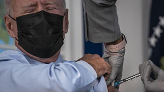 ג'ו ביידן מתחסן בחיסון השלישי נגד קורונה