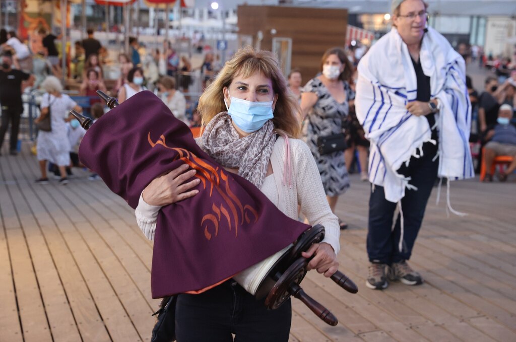 הקפות של בית תפילה ישראלי בנמל תל אביב, ערב שמחת תורה