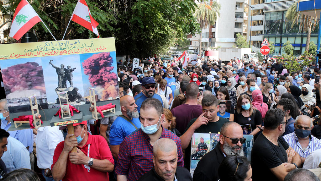 Anti-government activists and families of Beirut Blast victims take part in a protest, in front the Justice Palace in Beirut, Lebanon, 29 September 2021 (Photo: EPA) Anti-government activists and families of Beirut Blast victims take part in a protest, in front the Justice Palace in Beirut, Lebanon, 29 September 2021