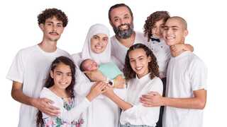 באקיזה עאשור סיקסיק עם בעלה רמזי וששת ילדיהם