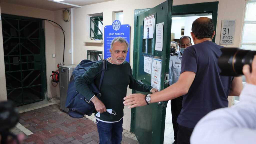 איבגי בכניסה לבית הכלא