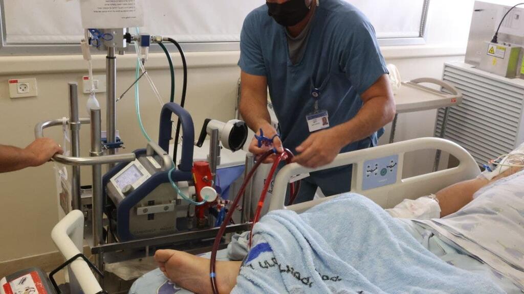 A COVID patient treated with the ECMO machine (Photo: Moti Kimchi) מכונת אקמו
