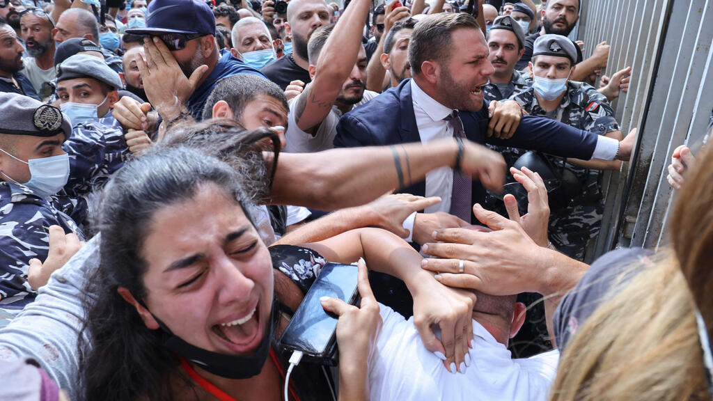 Activists and relatives of victims of the Beirut port explosion during a demonstration on September 29, 2021 outside the capital's Justice Palace (Photo: AFP) Activists and relatives of victims of the Beirut port explosion scuffle among themselves as Lebanese security members try to interfere during a demonstration on September 29, 2021 outside the capital's Justice Palace