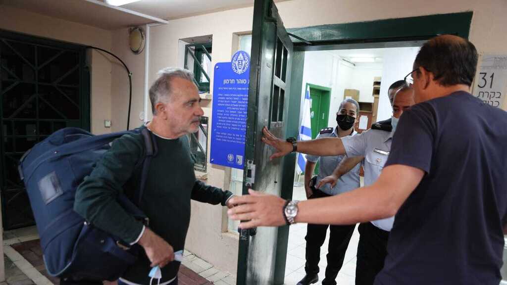 איבגי בכניסה לבית הכלא