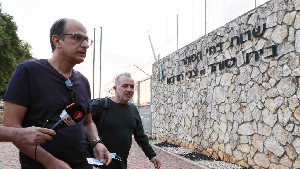 איבגי בכניסה לבית הכלא