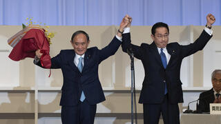 יפן פומיו קישידה עם ראש הממשלה היוצא יושיהידה סוגה