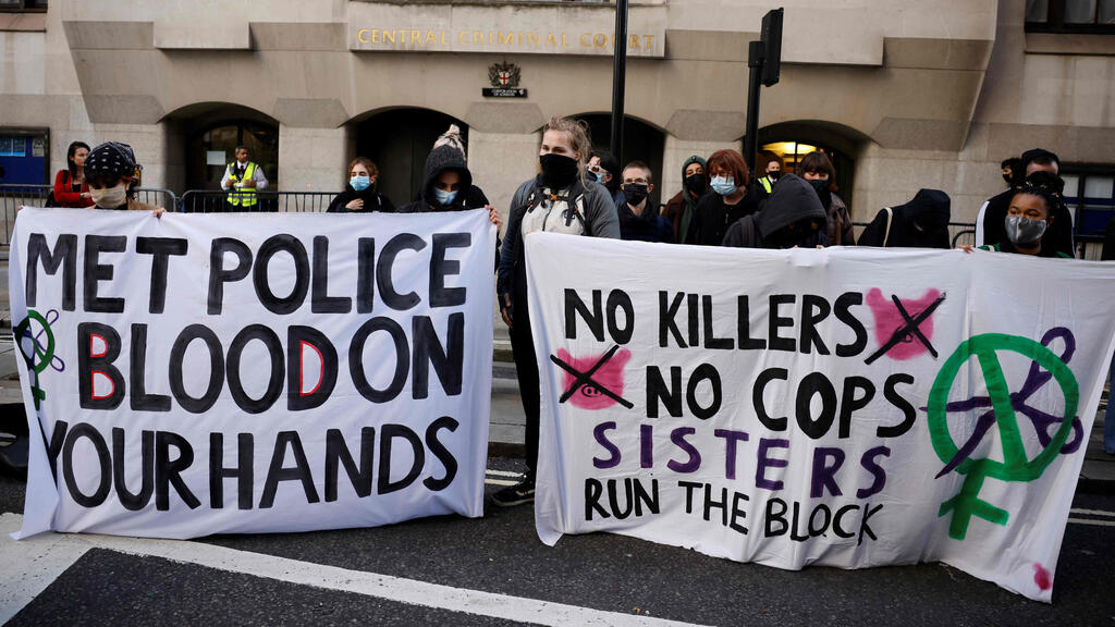 בריטניה רצח שרה אוורארד משפטו של השוטר הרוצח וויין קאזנס מפגינים בחוץ