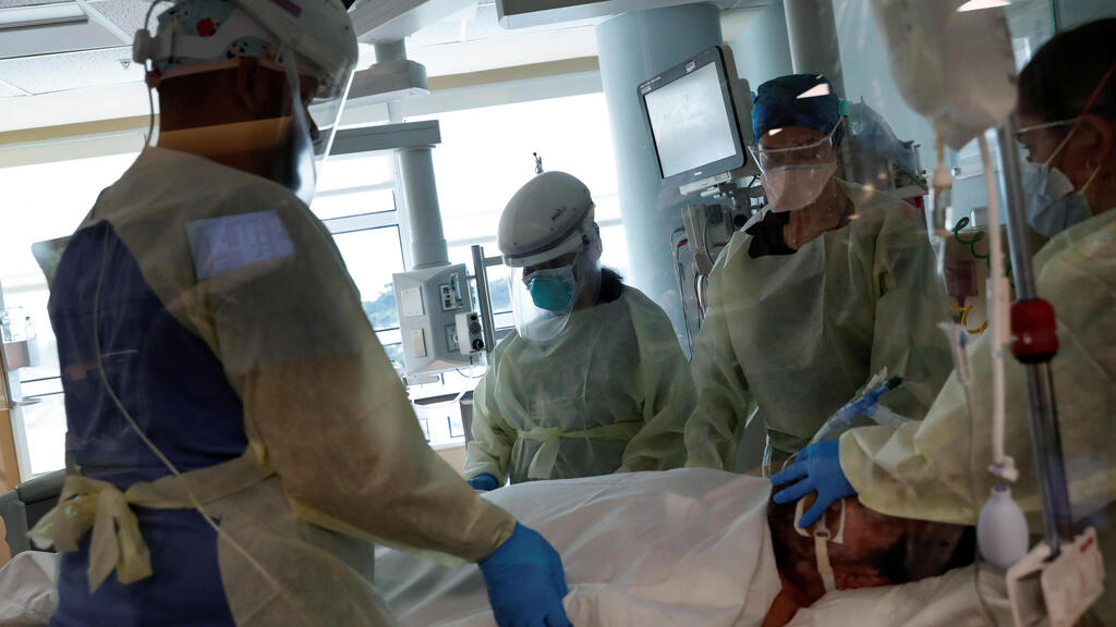 Doctors treat intubated patients in a Florida hospital coronavirus ward last month (Photo: Reuters) מחלקת קורונה בפלורידה